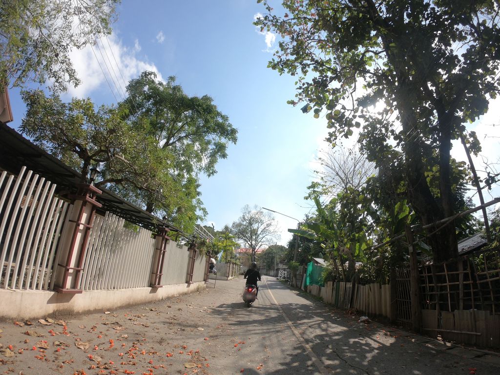 ภาพถนนตรงที่ 65 ซักรีด ตั้งอยู่ ถ่ายโดย chanuwath_grab พ.ศ. 2562 (2019) · A street-level view of where 65 ซักรีด · 65 Sakrit stands, by chanuwath_grab in 2562 (2019)