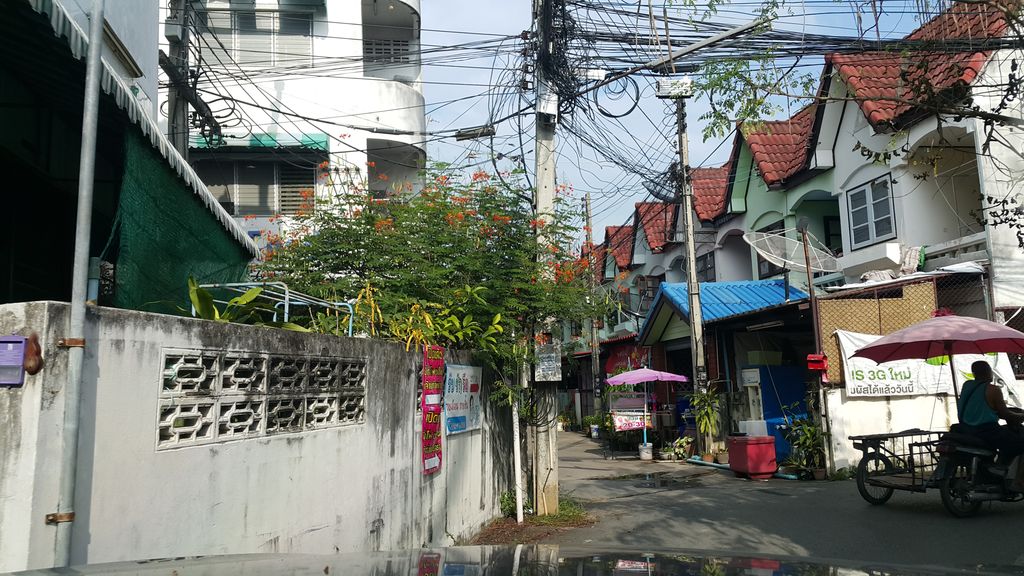 ภาพถนนตรงที่ ซักผ้าหยอดเหรียญ ตั้งอยู่ ถ่ายโดย jrcarlsen พ.ศ. 2559 (2016) · A street-level view of where ซักผ้าหยอดเหรียญ · Sakpha Yotrian stands, by jrcarlsen in 2559 (2016)