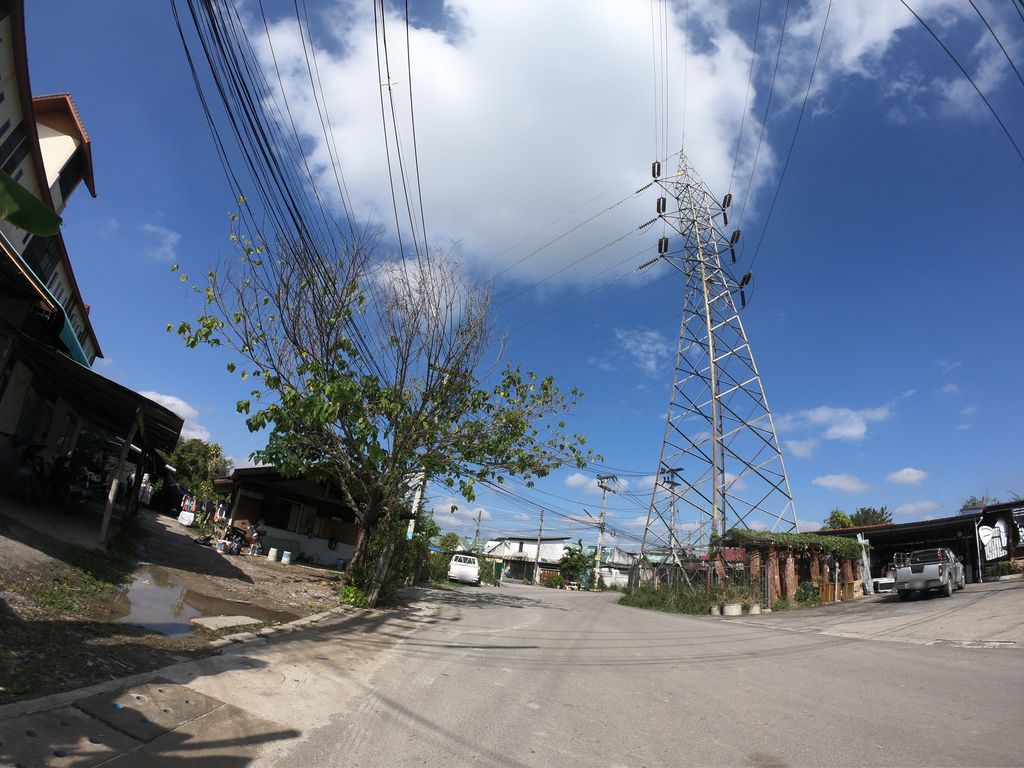 ภาพถนนตรงที่ ซักผ้าหยอดเหรียญ ตั้งอยู่ ถ่ายโดย chanuwath_grab พ.ศ. 2562 (2019) · A street-level view of where ซักผ้าหยอดเหรียญ · Sakpha Yotrian stands, by chanuwath_grab in 2562 (2019)