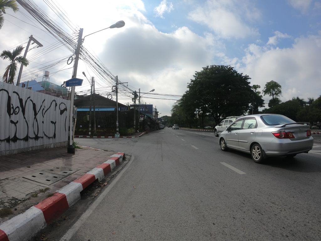 ภาพถนนตรงที่ มิลค์ ลอนดรี้ ตั้งอยู่ ถ่ายโดย chanuwath_grab พ.ศ. 2562 (2019) · A street-level view of where มิลค์ ลอนดรี้ · Min Laundry stands, by chanuwath_grab in 2562 (2019)