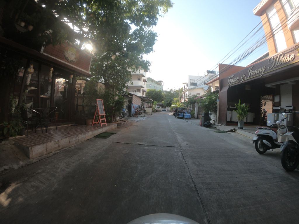 ภาพถนนตรงที่ ซักผ้าหยอดเหรียญ ตั้งอยู่ ถ่ายโดย chanuwath_grab พ.ศ. 2562 (2019) · A street-level view of where ซักผ้าหยอดเหรียญ · Sakpha Yotrian stands, by chanuwath_grab in 2562 (2019)