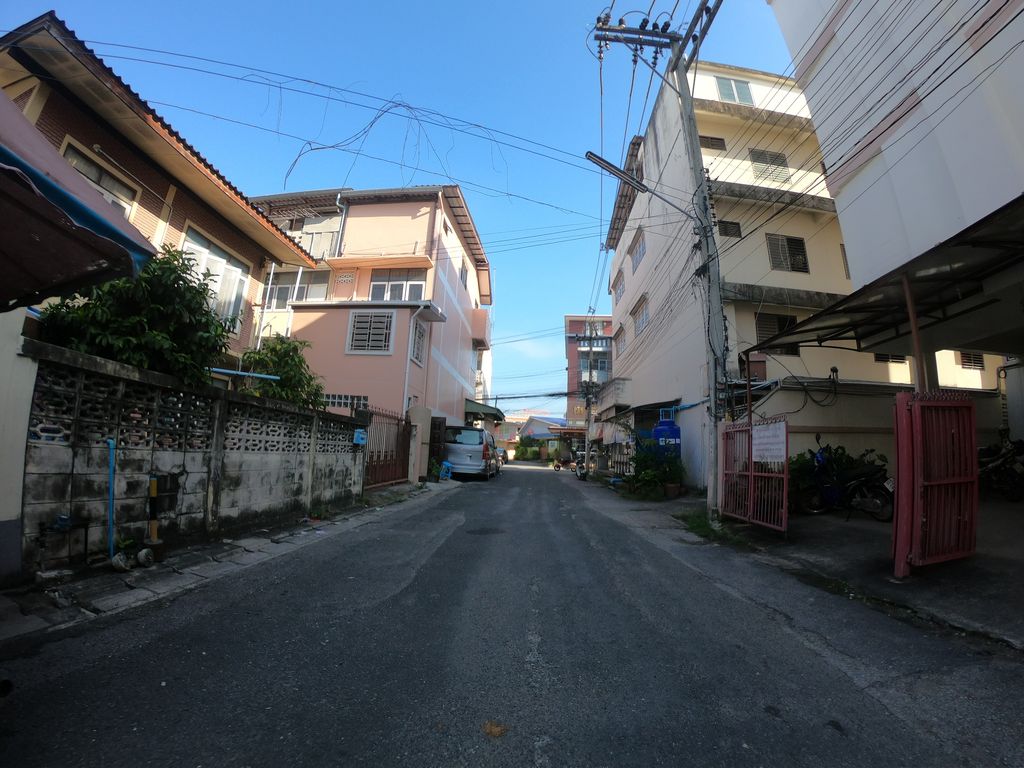 ภาพถนนตรงที่ บ้านไม้ซักอบรีด ตั้งอยู่ ถ่ายโดย chanuwath_grab พ.ศ. 2562 (2019) · A street-level view of where บ้านไม้ซักอบรีด · Ban Mai Sakabrit stands, by chanuwath_grab in 2562 (2019)