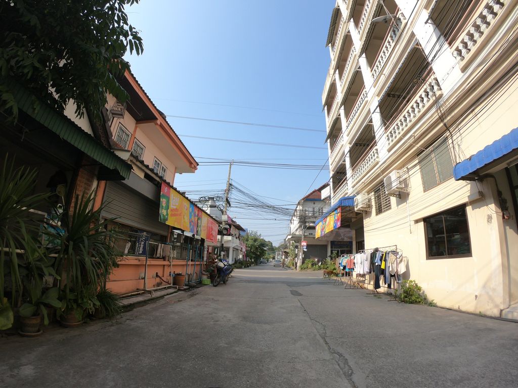 ภาพถนนตรงที่ เจ J สะดวกซัก ตั้งอยู่ ถ่ายโดย chanuwath_grab พ.ศ. 2562 (2019) · A street-level view of where เจ J สะดวกซัก · J J Saduaksak stands, by chanuwath_grab in 2562 (2019)