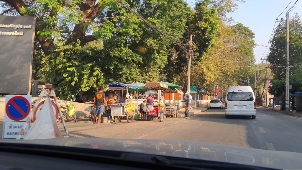 ภาพถนนตรงที่ ซักผ้าหยอดเหรียญ 20 บาท ตั้งอยู่ ถ่ายโดย jrcarlsen พ.ศ. 2566 (2023) · A street-level view of where ซักผ้าหยอดเหรียญ 20 บาท · Sakpha Yotrian 20 Bat stands, by jrcarlsen in 2566 (2023)