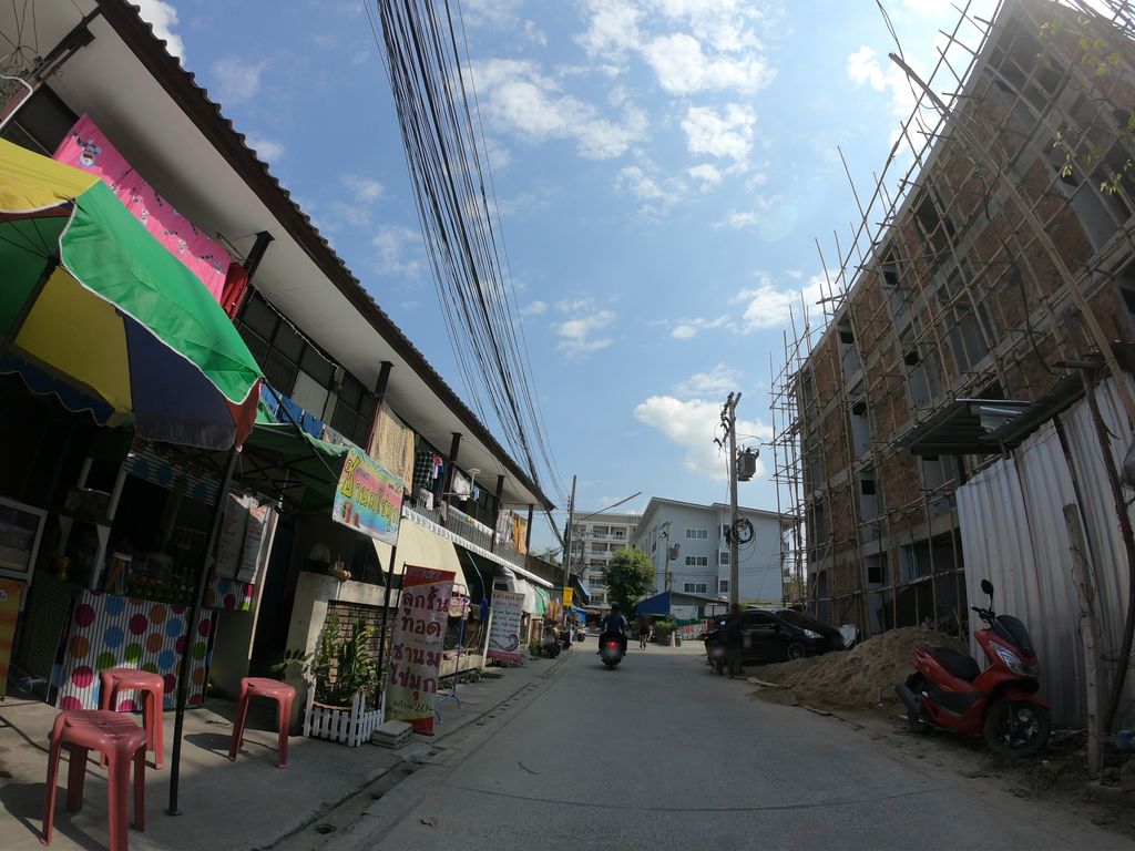ภาพถนนตรงที่ สวนดอก วอส & ดราย ตั้งอยู่ ถ่ายโดย chanuwath_grab พ.ศ. 2562 (2019) · A street-level view of where สวนดอก วอส & ดราย · Dok Wot & Dry Garden stands, by chanuwath_grab in 2562 (2019)