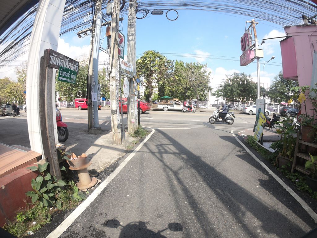 ภาพถนนตรงที่ หมูหมู วอส แอนด์ ดราย ตั้งอยู่ ถ่ายโดย chanuwath_grab พ.ศ. 2562 (2019) · A street-level view of where หมูหมู วอส แอนด์ ดราย · Mumu Wot & Dry stands, by chanuwath_grab in 2562 (2019)