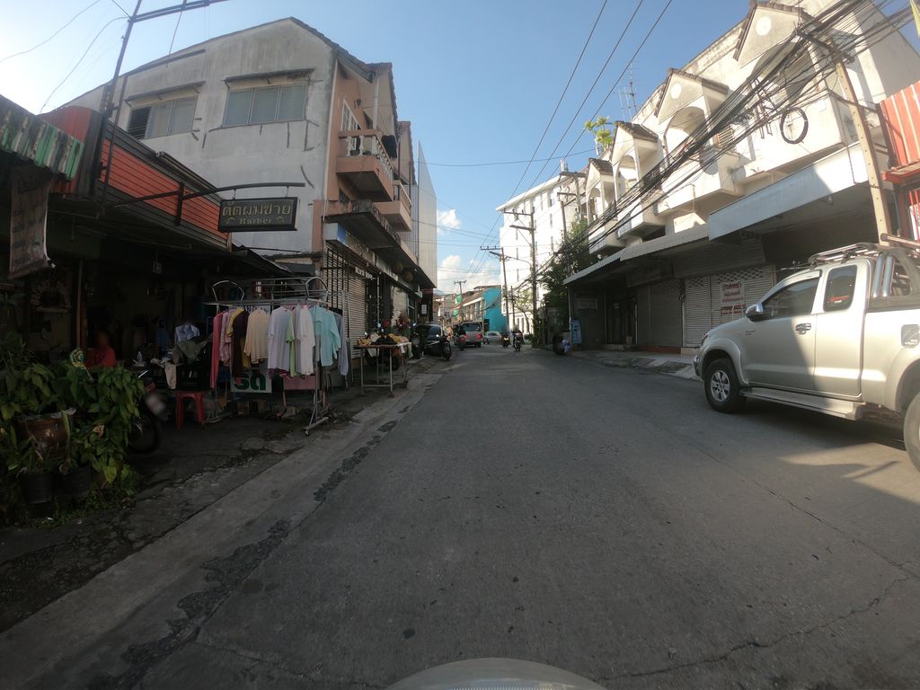 ภาพถนนตรงที่ ร้านซักอบรีด  [ถนนมรกต] ตั้งอยู่ ถ่ายโดย chanuwath_grab พ.ศ. 2562 (2019) · A street-level view of where ร้านซักอบรีด  [ถนนมรกต] · Ran Sakabrit [thanon Marakot] stands, by chanuwath_grab in 2562 (2019)
