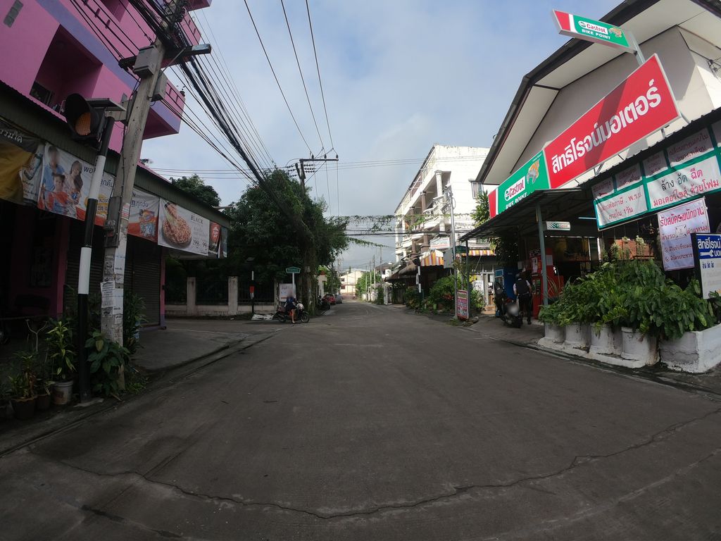 ภาพถนนตรงที่ ซัก สะอาด 24HR ตั้งอยู่ ถ่ายโดย chanuwath_grab พ.ศ. 2562 (2019) · A street-level view of where ซัก สะอาด 24HR · Sak Saat 24HR stands, by chanuwath_grab in 2562 (2019)