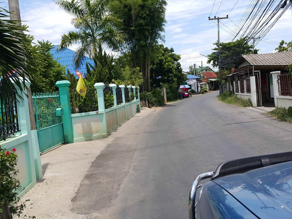 ภาพถนนตรงที่ ซักผ้าหยอดเหรียญ ตั้งอยู่ ถ่ายโดย jrcarlsen พ.ศ. 2558 (2015) · A street-level view of where ซักผ้าหยอดเหรียญ · Sakpha Yotrian stands, by jrcarlsen in 2558 (2015)