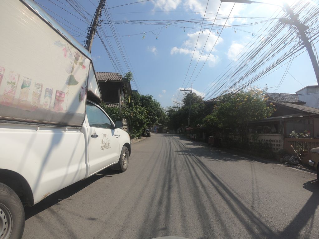 ภาพถนนตรงที่ ซักผ้าหยอดเหรียญ ตั้งอยู่ ถ่ายโดย chanuwath_grab พ.ศ. 2562 (2019) · A street-level view of where ซักผ้าหยอดเหรียญ · Sakpha Yotrian stands, by chanuwath_grab in 2562 (2019)