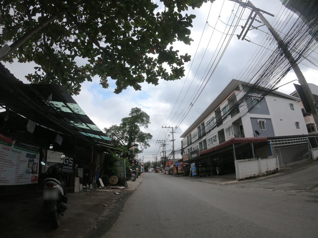ภาพถนนตรงที่ ซักผ้าหยอดเหรียญ น้ำประปา ตั้งอยู่ ถ่ายโดย chanuwath_grab พ.ศ. 2562 (2019) · A street-level view of where ซักผ้าหยอดเหรียญ น้ำประปา · Sakpha Yotrian Nam Prapa stands, by chanuwath_grab in 2562 (2019)