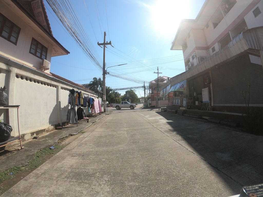 ภาพถนนตรงที่ อยู่สบาย ซักอบรีด ตั้งอยู่ ถ่ายโดย chanuwath_grab พ.ศ. 2562 (2019) · A street-level view of where อยู่สบาย ซักอบรีด · Yutbai Sakabrit stands, by chanuwath_grab in 2562 (2019)