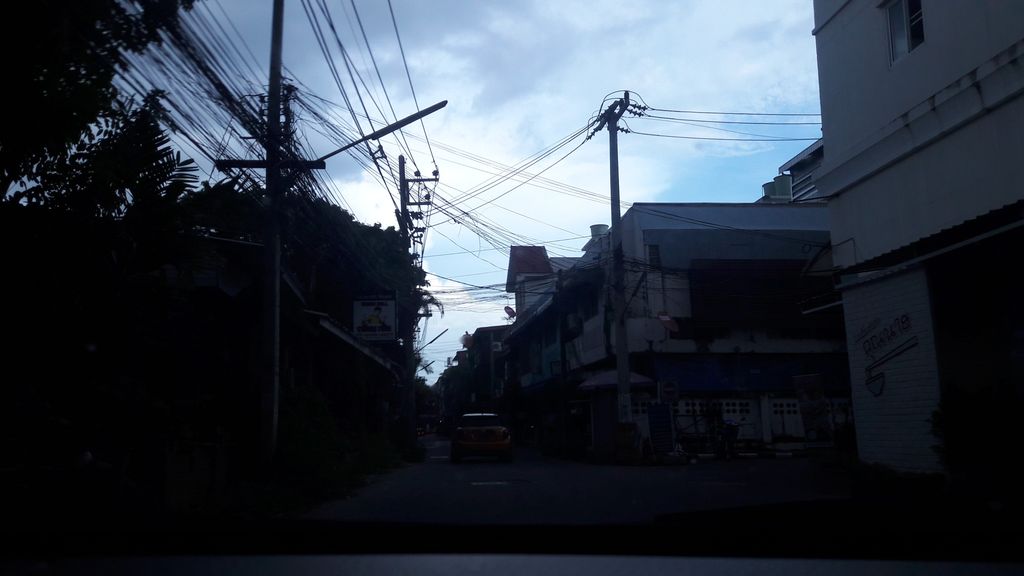 ภาพถนนตรงที่ OB:B.b Cafe & Laundry (ใบบัวแมนชั่น) ตั้งอยู่ ถ่ายโดย ratchaphat พ.ศ. 2559 (2016) · A street-level view of where OB:B.b Cafe & Laundry (ใบบัวแมนชั่น) stands, by ratchaphat in 2559 (2016)