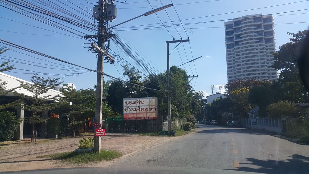 ภาพถนนตรงที่ วอส แอนด์ ดราย ตั้งอยู่ ถ่ายโดย jrcarlsen พ.ศ. 2561 (2018) · A street-level view of where วอส แอนด์ ดราย · Wot & Dry stands, by jrcarlsen in 2561 (2018)