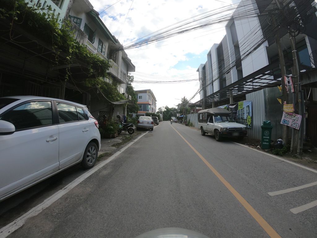 ภาพถนนตรงที่ อีซี่วอส สะดวก ซัก 24HR ตั้งอยู่ ถ่ายโดย chanuwath_grab พ.ศ. 2562 (2019) · A street-level view of where อีซี่วอส สะดวก ซัก 24HR · Easy Wot Saduak Sak 24HR stands, by chanuwath_grab in 2562 (2019)