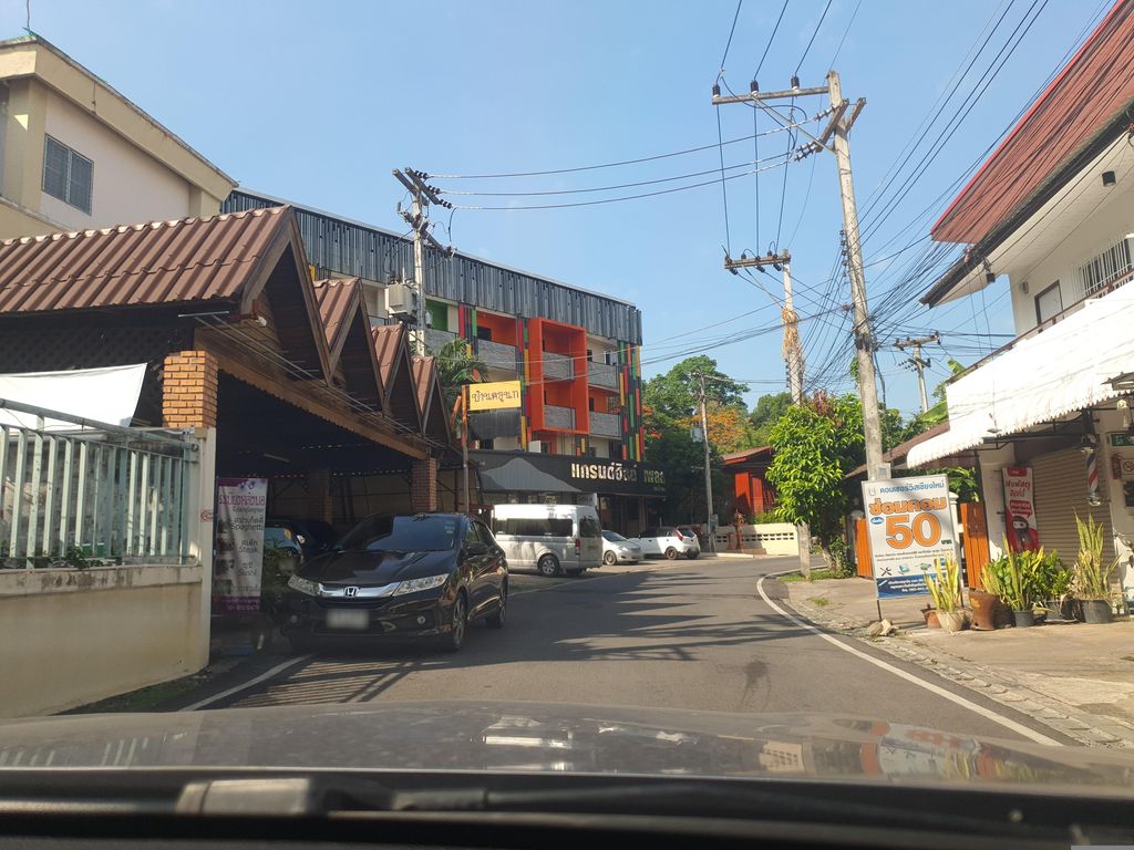ภาพถนนตรงที่ ผ้าหอม ซักอบรีด [หลังมช.] ตั้งอยู่ ถ่ายโดย jrcarlsen พ.ศ. 2566 (2023) · A street-level view of where ผ้าหอม ซักอบรีด [หลังมช.] · Phahom Sakabrit [langmot.] stands, by jrcarlsen in 2566 (2023)