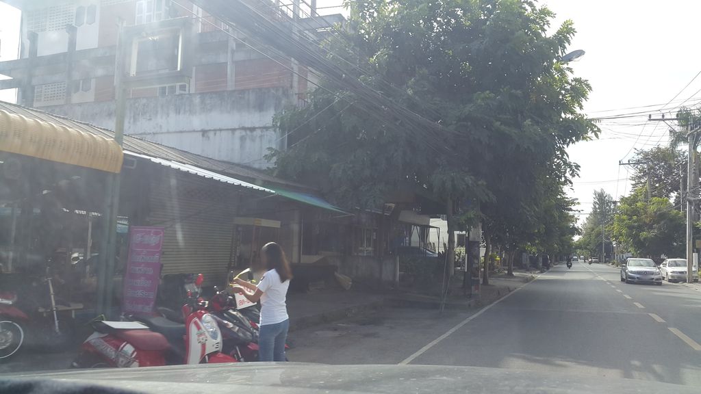 ภาพถนนตรงที่ สี่แยก สะดวกซัก ตั้งอยู่ ถ่ายโดย jrcarlsen พ.ศ. 2559 (2016) · A street-level view of where สี่แยก สะดวกซัก · Siyaek Saduaksak stands, by jrcarlsen in 2559 (2016)