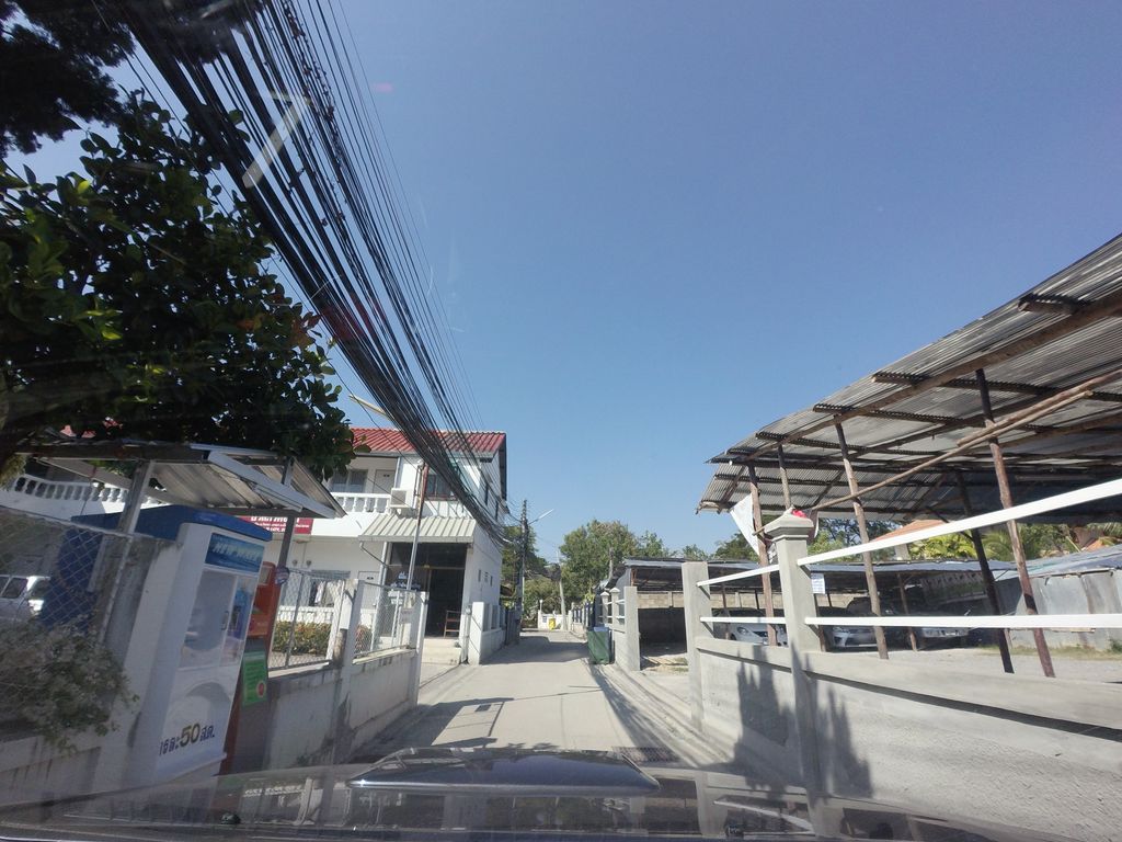 ภาพถนนตรงที่ เอสพีพี SPP ลอนดรี้ ร้านสะดวกซัก ตั้งอยู่ ถ่ายโดย mishari พ.ศ. 2559 (2016) · A street-level view of where เอสพีพี SPP ลอนดรี้ ร้านสะดวกซัก stands, by mishari in 2559 (2016)
