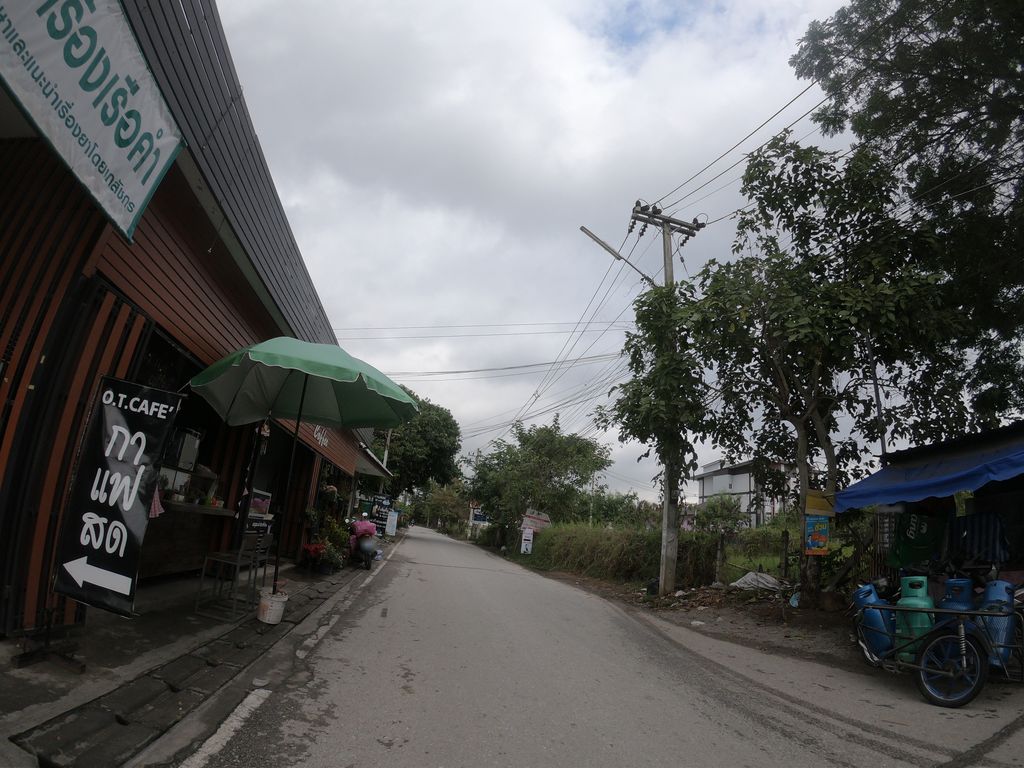 ภาพถนนตรงที่ ซักผ้าหยอดเหรียญ [บ้านร้องเรือคำ] ตั้งอยู่ ถ่ายโดย chanuwath_grab พ.ศ. 2562 (2019) · A street-level view of where ซักผ้าหยอดเหรียญ [บ้านร้องเรือคำ] · Sakpha Yotrian [ban Rongrueakham] stands, by chanuwath_grab in 2562 (2019)