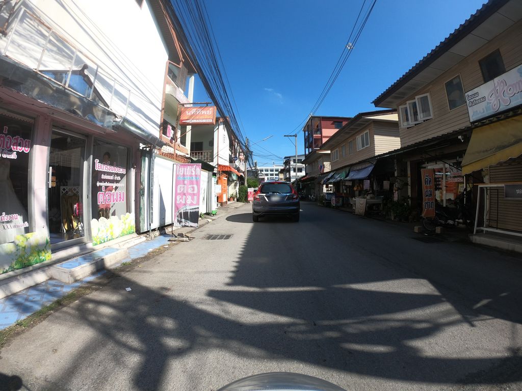 ภาพถนนตรงที่ ร้านซักอบรีด ผ้าห่ม ผ้านวม [ถนนสันติสุข สันติธรรม] ตั้งอยู่ ถ่ายโดย chanuwath_grab พ.ศ. 2562 (2019) · A street-level view of where ร้านซักอบรีด ผ้าห่ม ผ้านวม [ถนนสันติสุข สันติธรรม] · Ran Sakabrit Phahom Phanuam [thanon Santisuk Santitham] stands, by chanuwath_grab in 2562 (2019)