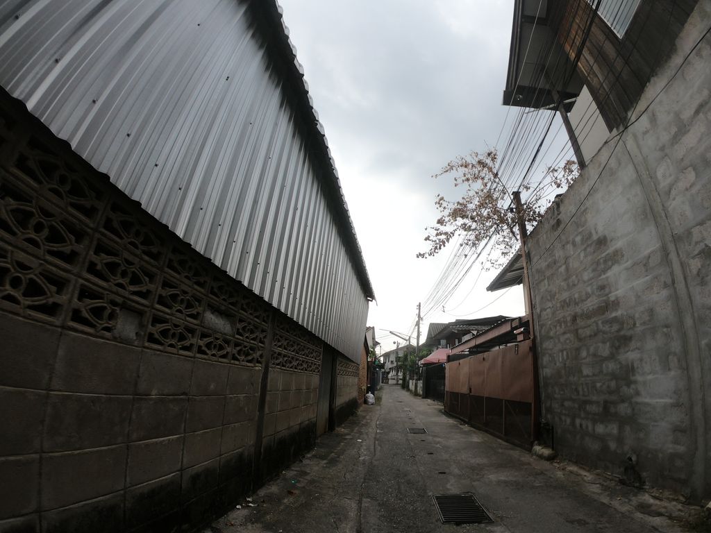 ภาพถนนตรงที่ ซักผ้าหยอดเหรียญ ตั้งอยู่ ถ่ายโดย chanuwath_grab พ.ศ. 2562 (2019) · A street-level view of where ซักผ้าหยอดเหรียญ · Sakpha Yotrian stands, by chanuwath_grab in 2562 (2019)