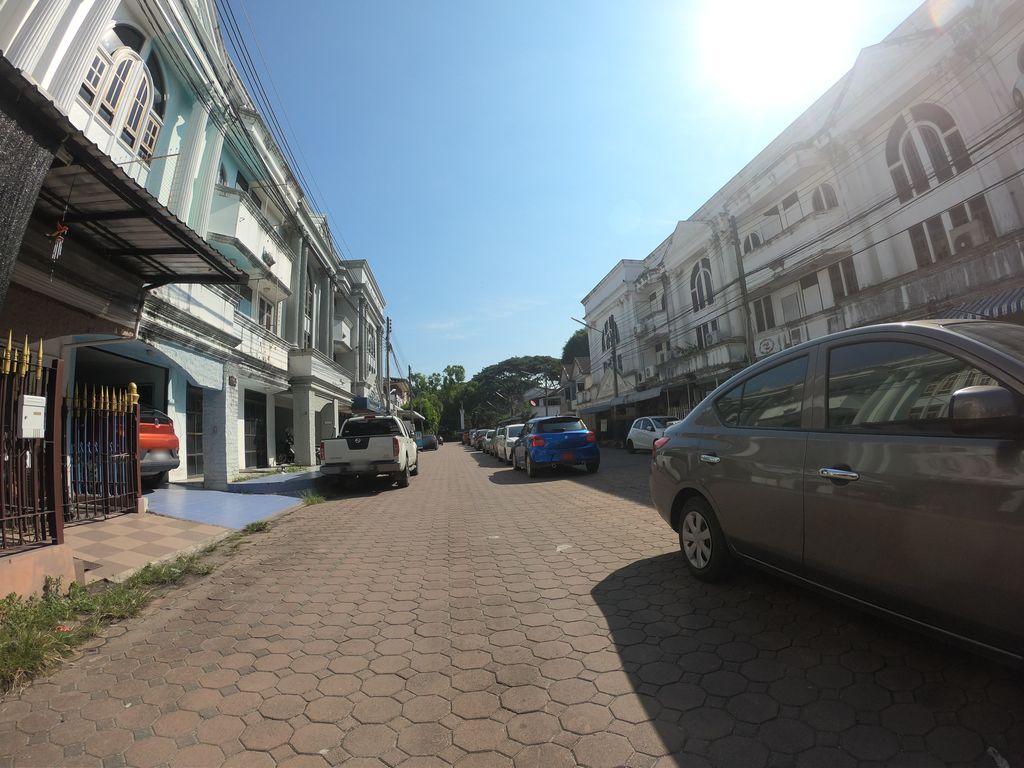 ภาพถนนตรงที่ มาสเตอร์เทเลอร์ ตั้งอยู่ ถ่ายโดย chanuwath_grab พ.ศ. 2562 (2019) · A street-level view of where Master Tailor stands, by chanuwath_grab in 2562 (2019)