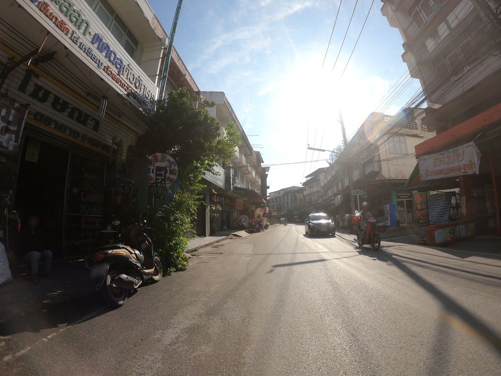 ภาพถนนตรงที่ แฮนด์ ทู แฮนด์ กระเป๋ามือสอง ตั้งอยู่ ถ่ายโดย chanuwath_grab พ.ศ. 2562 (2019) · A street-level view of where แฮนด์ ทู แฮนด์ กระเป๋ามือสอง · Haen Thu Haen Krapao Muetong stands, by chanuwath_grab in 2562 (2019)