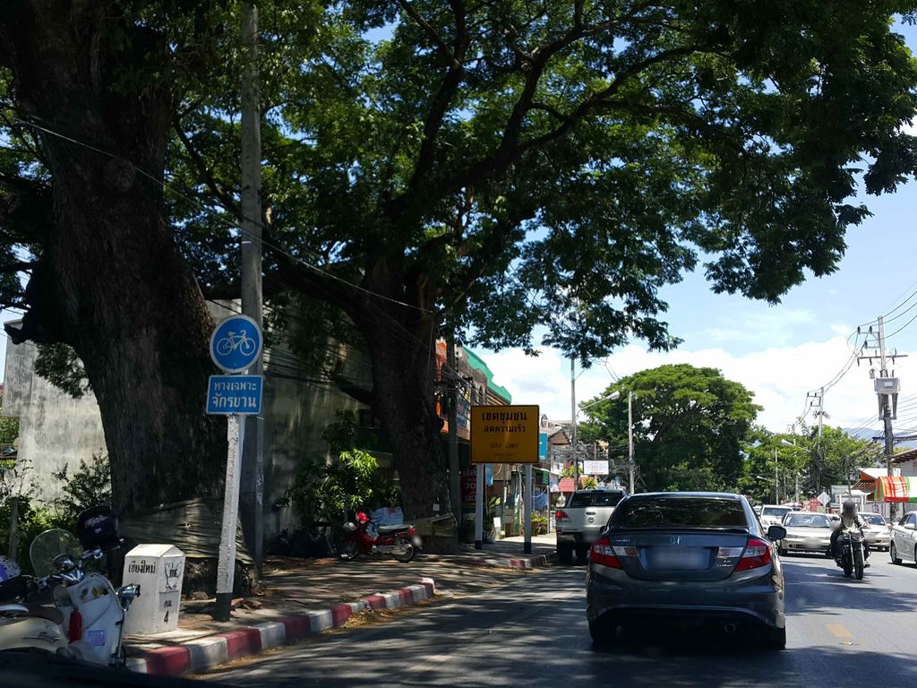 ภาพถนนตรงที่ รับซ่อมนาฬิกาโบราณ ตั้งอยู่ ถ่ายโดย jrcarlsen พ.ศ. 2558 (2015) · A street-level view of where รับซ่อมนาฬิกาโบราณ · Rapsom Nalika Brona stands, by jrcarlsen in 2558 (2015)