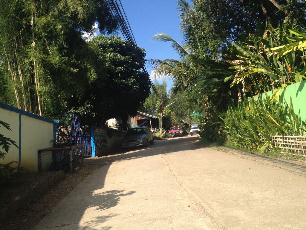 ภาพถนนตรงที่ ซ่อมจักยาน ช่างหนุ่ม ตั้งอยู่ ถ่ายโดย jimwatana พ.ศ. 2558 (2015) · A street-level view of where ซ่อมจักยาน ช่างหนุ่ม · Somchakyan Changnum stands, by jimwatana in 2558 (2015)