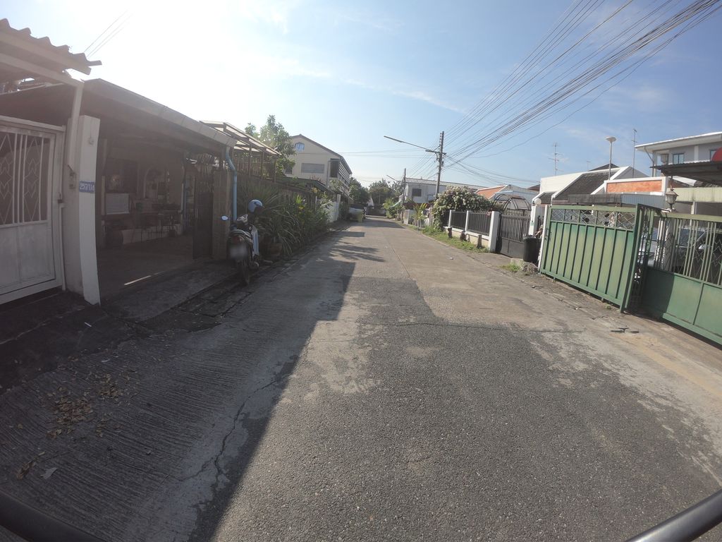 ภาพถนนตรงที่ โมโจ จักรยาน ตั้งอยู่ ถ่ายโดย chanuwath_grab พ.ศ. 2562 (2019) · A street-level view of where โมโจ จักรยาน · Mocho Chakrayan stands, by chanuwath_grab in 2562 (2019)