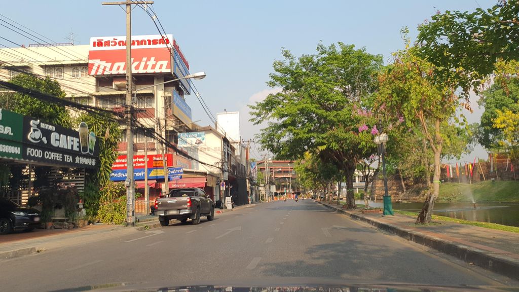 ภาพถนนตรงที่ ล้านนารวมภัณฑ์บริการ ตั้งอยู่ ถ่ายโดย jrcarlsen พ.ศ. 2565 (2022) · A street-level view of where ล้านนารวมภัณฑ์บริการ · Lanna Ruamphan Brikan stands, by jrcarlsen in 2565 (2022)