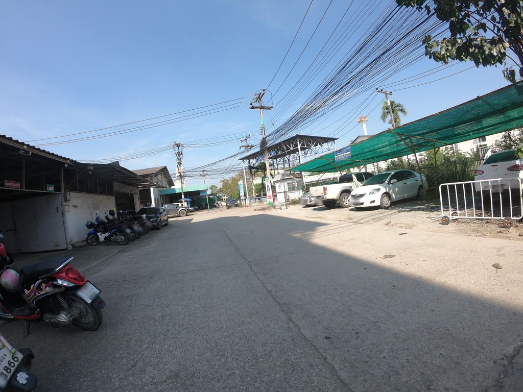 ภาพถนนตรงที่ รับติดตั้งซ่อมแอร์ ตั้งอยู่ ถ่ายโดย chanuwath_grab พ.ศ. 2562 (2019) · A street-level view of where รับติดตั้งซ่อมแอร์ · Raptittang Somae stands, by chanuwath_grab in 2562 (2019)