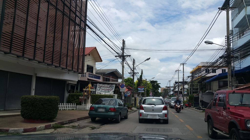 ภาพถนนตรงที่ สมชายบริการ ตั้งอยู่ ถ่ายโดย jrcarlsen พ.ศ. 2559 (2016) · A street-level view of where สมชายบริการ · Somchaibrikan stands, by jrcarlsen in 2559 (2016)