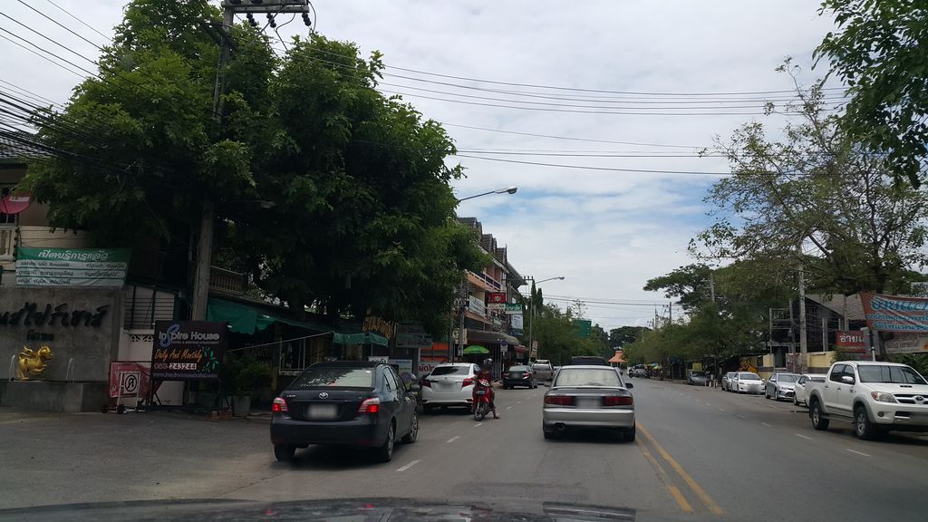 ภาพถนนตรงที่ รัตนโกสินทร์ มอเตอร์ ตั้งอยู่ ถ่ายโดย jrcarlsen พ.ศ. 2559 (2016) · A street-level view of where รัตนโกสินทร์ มอเตอร์ · Ratnakosin Motor stands, by jrcarlsen in 2559 (2016)