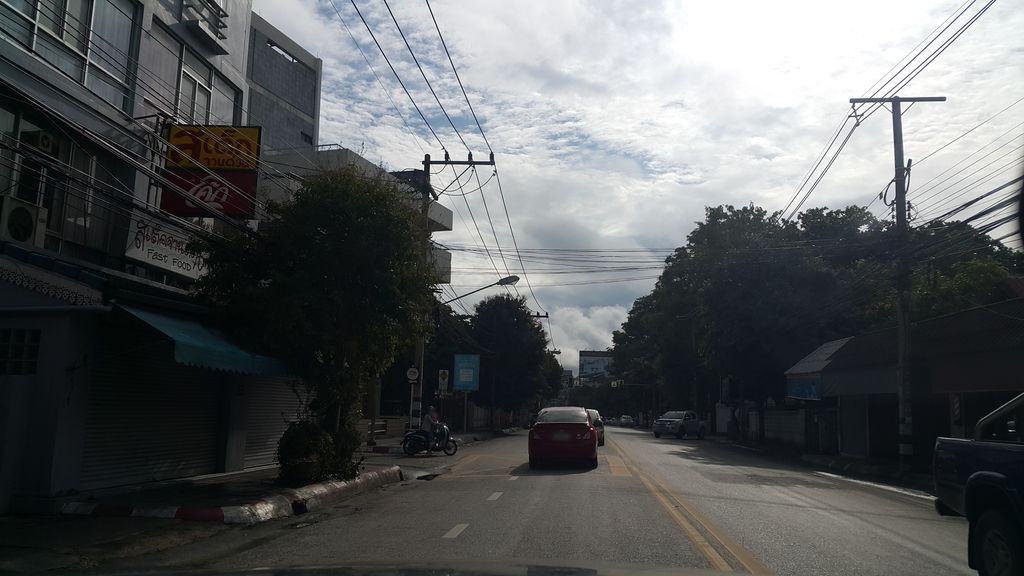 ภาพถนนตรงที่ ภูธนสิริภัทร หมวยนะค่ะ ซ่อมรองเท้า ซ่อมกระเป๋า ตั้งอยู่ ถ่ายโดย jrcarlsen พ.ศ. 2559 (2016) · A street-level view of where ภูธนสิริภัทร หมวยนะค่ะ ซ่อมรองเท้า ซ่อมกระเป๋า · Phutnasiriphat Muainakha Somrongthao Somkrapao stands, by jrcarlsen in 2559 (2016)