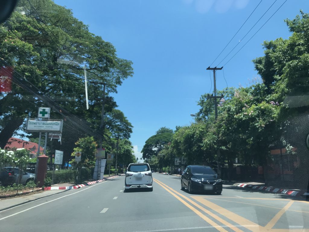 ภาพถนนตรงที่ ป้าหล้ารับซ่อมผ้า ตั้งอยู่ ถ่ายโดย prasert พ.ศ. 2561 (2018) · A street-level view of where ป้าหล้ารับซ่อมผ้า · Pala Rapsompha stands, by prasert in 2561 (2018)