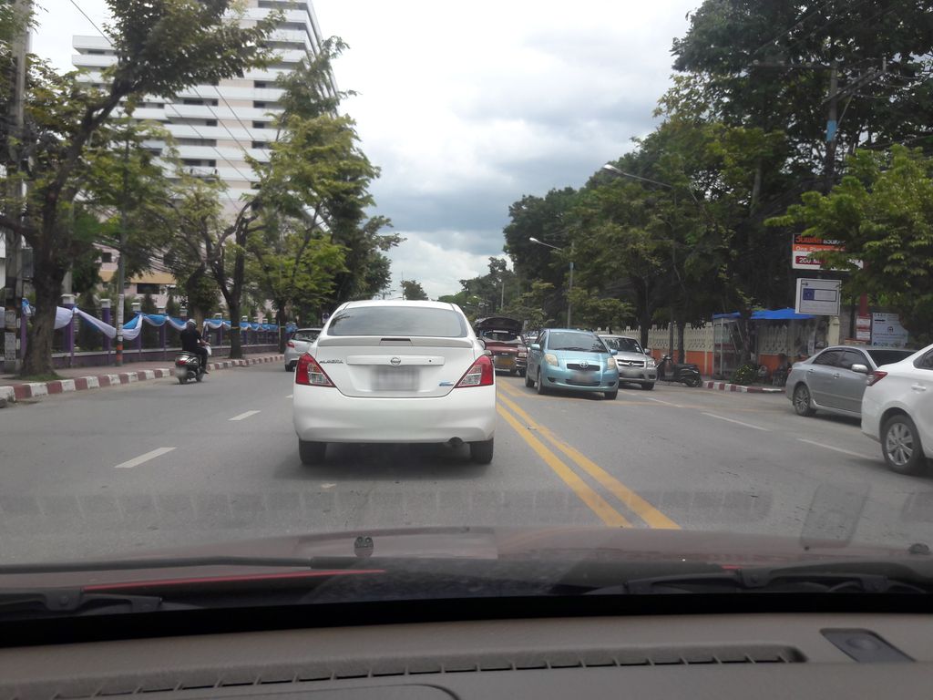 ภาพถนนตรงที่ ช่างอ้วน รับซ่อมรองเท้า ตั้งอยู่ ถ่ายโดย ratchaphat พ.ศ. 2561 (2018) · A street-level view of where ช่างอ้วน รับซ่อมรองเท้า · Changuan Rap Somrongthao stands, by ratchaphat in 2561 (2018)