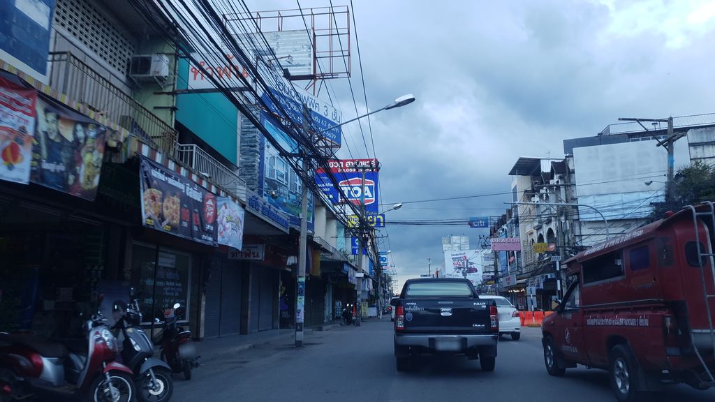 ภาพถนนตรงที่ วรางคณา ตั้งอยู่ ถ่ายโดย silamanee พ.ศ. 2561 (2018) · A street-level view of where วรางคณา · Warangkhana stands, by silamanee in 2561 (2018)