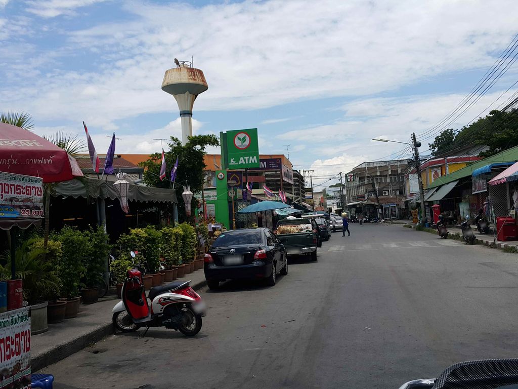 ภาพถนนตรงที่ บริการซ่อมรองเท้า [ใกล้ ตลาดสันป่าข่อย] ตั้งอยู่ ถ่ายโดย jrcarlsen พ.ศ. 2558 (2015) · A street-level view of where บริการซ่อมรองเท้า [ใกล้ ตลาดสันป่าข่อย] · Brikan Somrongthao [klai Talat San Pa Khoi] stands, by jrcarlsen in 2558 (2015)