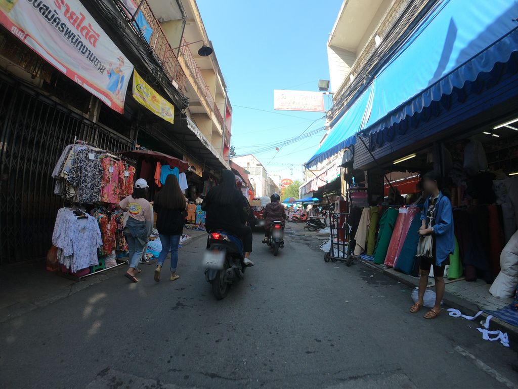ภาพถนนตรงที่ ลุงศักดิ์ คลินิกซ่อมรองเท้า(กาดหลวง วโรรส ตรอกเล่าโจ้ว) ตั้งอยู่ ถ่ายโดย chanuwath_grab พ.ศ. 2562 (2019) · A street-level view of where ลุงศักดิ์ คลินิกซ่อมรองเท้า(กาดหลวง วโรรส ตรอกเล่าโจ้ว) · Lungsak Clinic Somrongthao(kat Luang Warorot Taroklaochoo) stands, by chanuwath_grab in 2562 (2019)