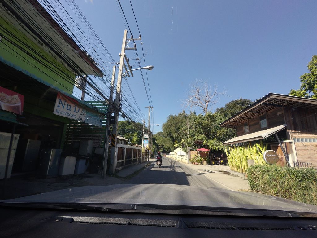 ภาพถนนตรงที่ NU D อิเลคทรอนิกส์ ซ่อมเครื่องใช้ไฟฟ้า ตั้งอยู่ ถ่ายโดย mishari พ.ศ. 2563 (2020) · A street-level view of where NU D อิเลคทรอนิกส์ ซ่อมเครื่องใช้ไฟฟ้า · NU D I Lake So Nik Som Khrueangchai Faifa stands, by mishari in 2563 (2020)