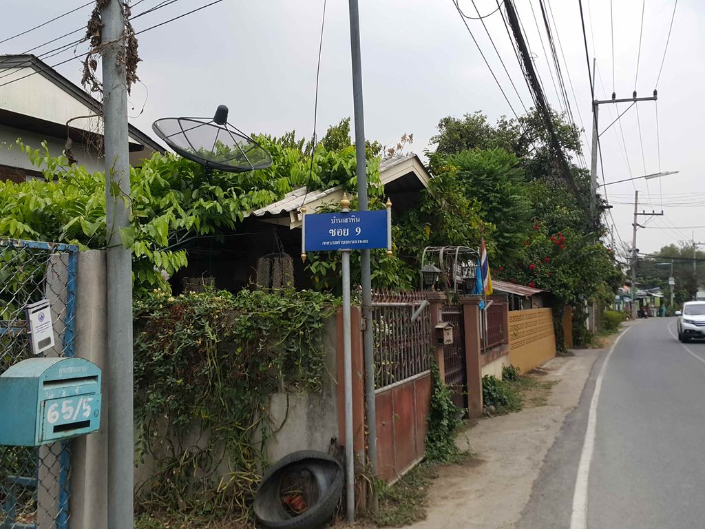 ภาพถนนตรงที่ กองทองแอร์ ตั้งอยู่ ถ่ายโดย jrcarlsen พ.ศ. 2558 (2015) · A street-level view of where กองทองแอร์ · Kongthongae stands, by jrcarlsen in 2558 (2015)