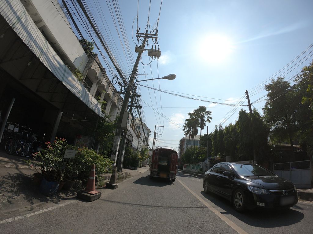 ภาพถนนตรงที่ Cacti Bicycles ตั้งอยู่ ถ่ายโดย chanuwath_grab พ.ศ. 2562 (2019) · A street-level view of where Cacti Bicycles stands, by chanuwath_grab in 2562 (2019)