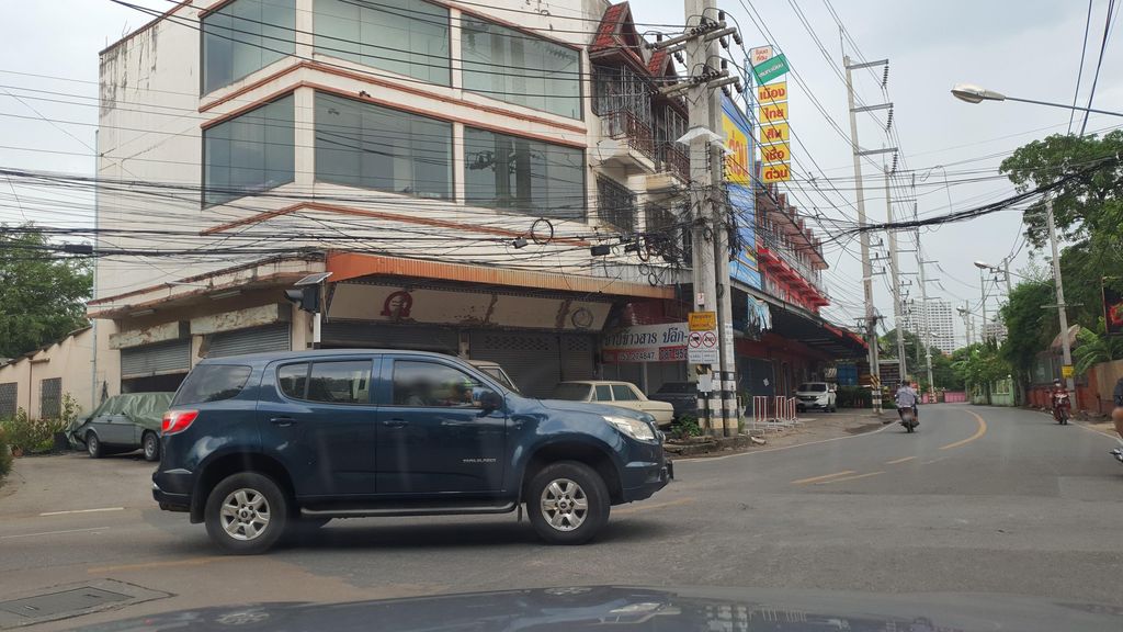 ภาพถนนตรงที่ ไบค์คอนเนอร์ ตั้งอยู่ ถ่ายโดย jrcarlsen พ.ศ. 2565 (2022) · A street-level view of where ไบค์คอนเนอร์ · Bike Khonnoe stands, by jrcarlsen in 2565 (2022)