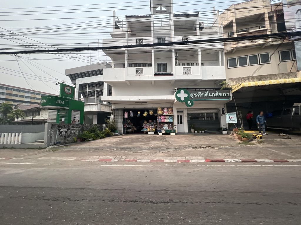 ภาพถนนตรงที่ ศูนย์จักรเย็บผ้านครพิงค์ ตั้งอยู่ ถ่ายโดย Junguin พ.ศ. 2566 (2023) · A street-level view of where ศูนย์จักรเย็บผ้านครพิงค์ · Chak Yeppha Nakhon Ping Centre stands, by Junguin in 2566 (2023)