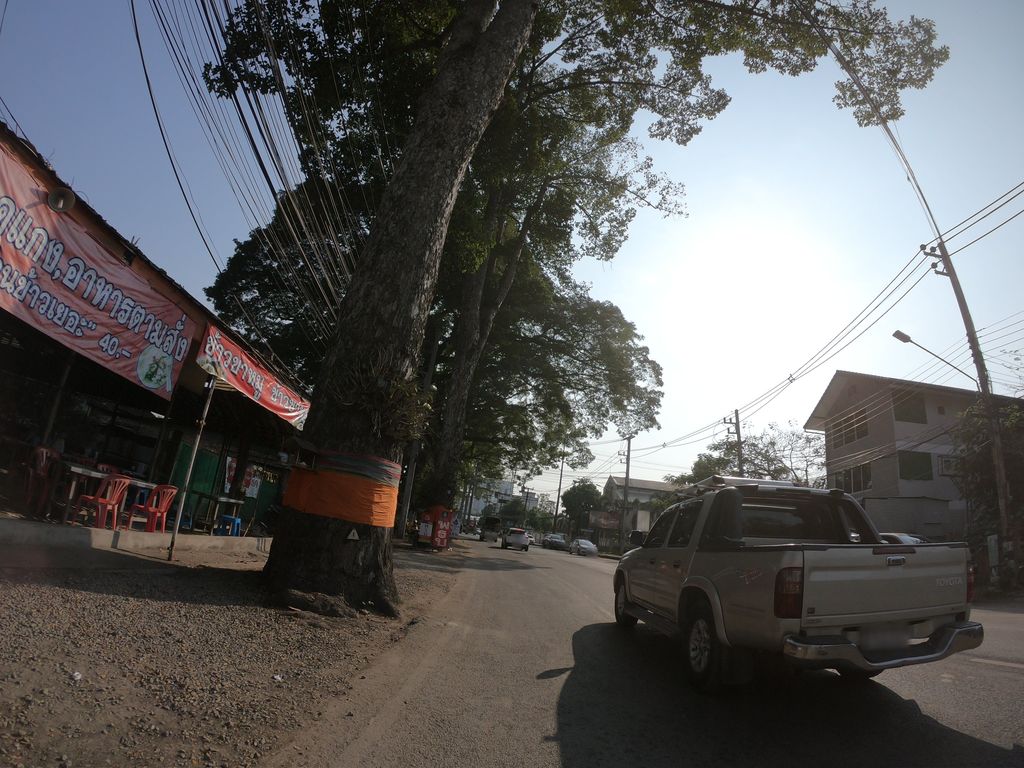ภาพถนนตรงที่ โอเค บิ๊กไบค์ ตั้งอยู่ ถ่ายโดย chanuwath_grab พ.ศ. 2562 (2019) · A street-level view of where โอเค บิ๊กไบค์ · Okhe Big Bike stands, by chanuwath_grab in 2562 (2019)
