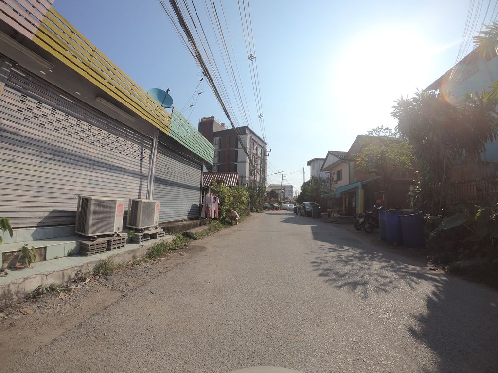 ภาพถนนตรงที่ ร้านซ่อมรถมอเตอร์ไซต์ พลชัยยาเซอร์วิส ตั้งอยู่ ถ่ายโดย chanuwath_grab พ.ศ. 2562 (2019) · A street-level view of where ร้านซ่อมรถมอเตอร์ไซต์ พลชัยยาเซอร์วิส · Ran Somrot Motorcycle Phlachaiya Service stands, by chanuwath_grab in 2562 (2019)