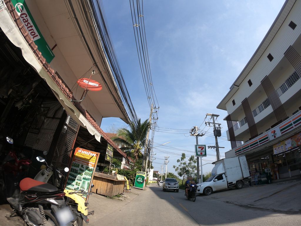 ภาพถนนตรงที่ สิงห์มอเตอร์ไซค์ ตั้งอยู่ ถ่ายโดย chanuwath_grab พ.ศ. 2562 (2019) · A street-level view of where สิงห์มอเตอร์ไซค์ · Sing Motorcycle stands, by chanuwath_grab in 2562 (2019)