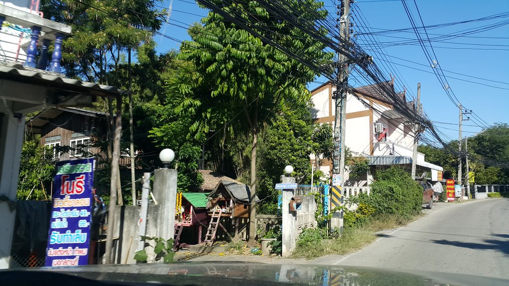 ภาพถนนตรงที่ เอ็มจิรา มอเตอร์ ตั้งอยู่ ถ่ายโดย jrcarlsen พ.ศ. 2559 (2016) · A street-level view of where เอ็มจิรา มอเตอร์ · Emchira Motor stands, by jrcarlsen in 2559 (2016)