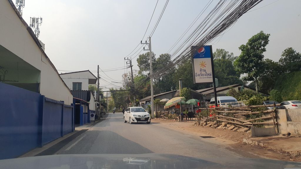 ภาพถนนตรงที่ ช่างโจ๊ก ตั้งอยู่ ถ่ายโดย jrcarlsen พ.ศ. 2566 (2023) · A street-level view of where ช่างโจ๊ก · Changchok stands, by jrcarlsen in 2566 (2023)
